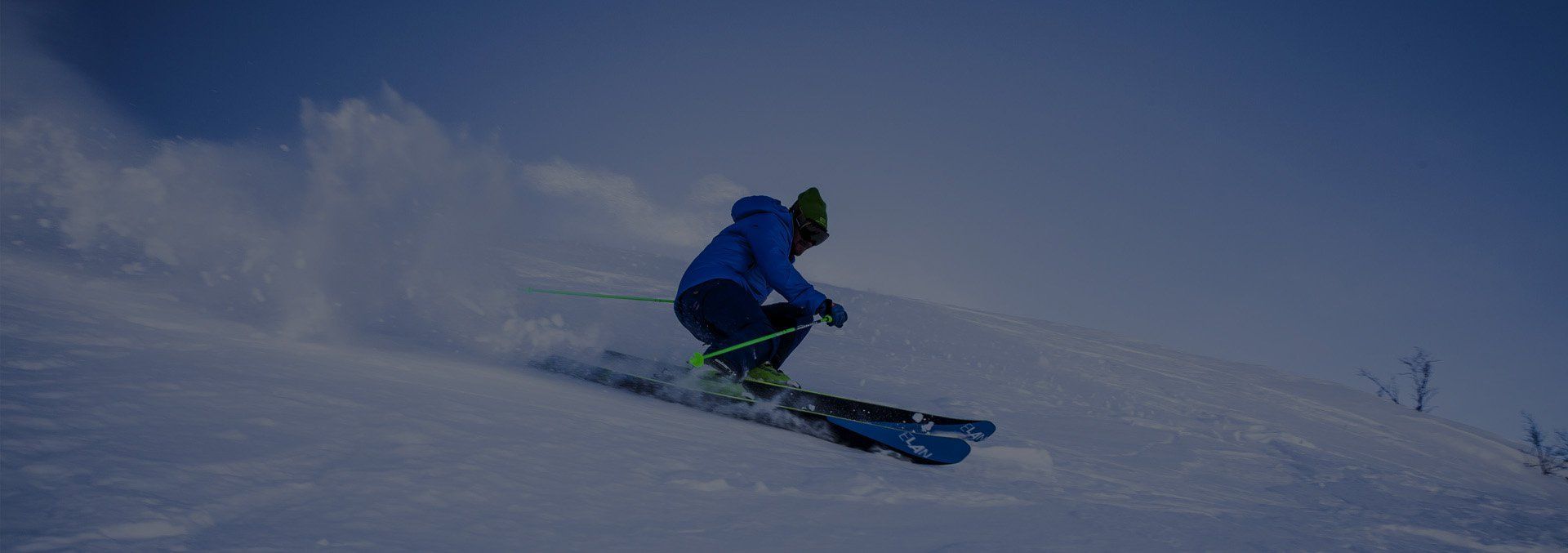Sciatore che fa una curva in neve fresca